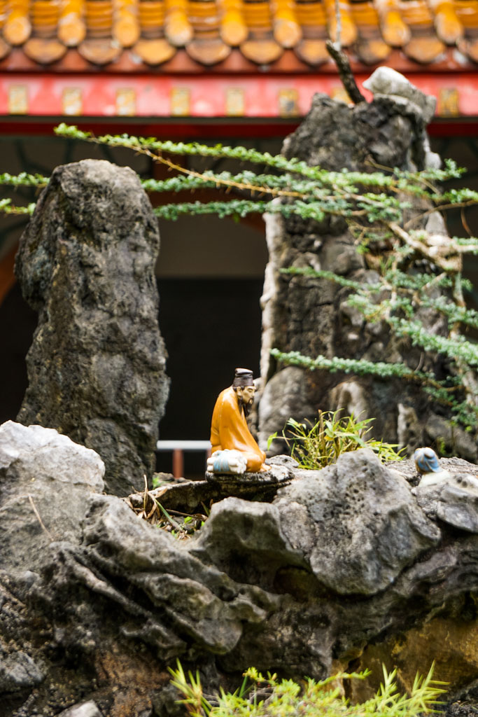 Sam Poh Tong Temple Statues